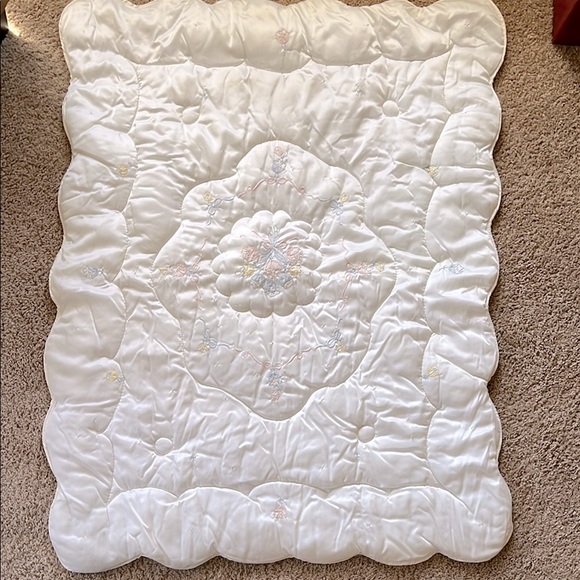 Vintage 1970s Elegant Cream Pastel Appliqué Embroidered Crib Quilt - Picture 3 of 7